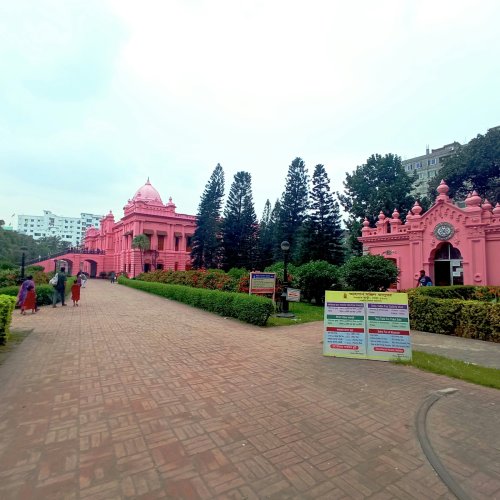 Ахсан Мандил (Ahsan Manzil) — розовый дворец на Буриганге