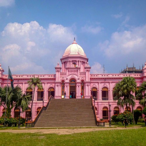 Ахсан Манзил — исторический дворец, расположенный в районе Кумартоли на берегу реки Буриганга в Дакке, Бангладеш.