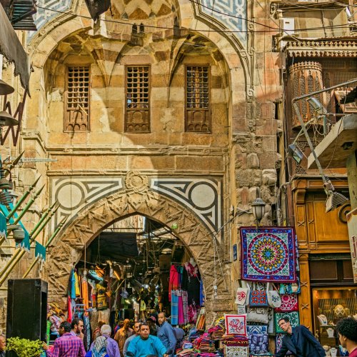 Хан аль-Халили — рынок в старой части города Каир. Он расположен западнее Мечети Аль-Хуссейн и считается самым большим рынком Африки