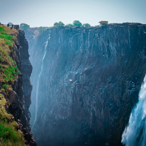 Mosi-Oa-Tunya (Моси-оа-Тунья) — это название знаменитого водопада Виктория на языке лози/кололо, что переводится как «гремящий дым» или «дым, который гремит»