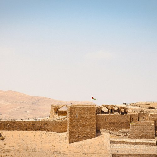 Крепость Карак (в Иордании) на английском языке называется Karak Castle или Al-Karak Castle. Также используется название Fortress of Kerak. Это исторический замок крестоносцев, расположенный в городе Эль-Карак.