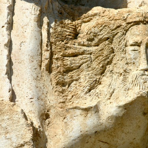 Скульптура у входа на гору Небо.