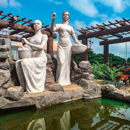 Скульптура женщин на площади Независимости в городе Яунде, Камерун.