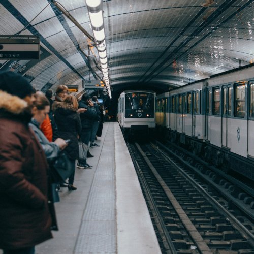 Платформа станции метро