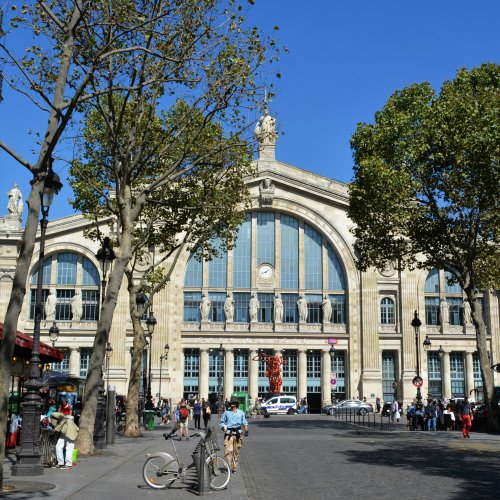 Gare du Nord - это железнодорожный вокзал, с которого отправляются поезда в Северную Францию, а также в другие страны, такие как Бельгия, Германия, Нидерланды и Великобритания.